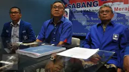 Ketua Umum Partai Amanat Nasional (PAN) Zulkifli Hasan saat menggelar jumpa pers di Kantor DPP PAN, Jakarta,  (20/5). Konferensi pers tersebut terkait persiapan rakernas PAN dan isu terkini soal partai politik. (Liputan6.com/JohanTallo)