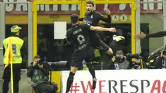 Pemain AC Milan, Theo Hernandez, melakukan selebrasi bersama Olivier Giroud setelah mencetak gol ke gawang Napoli pada laga pekan ke-24 Serie A 2023/2024 di San Siro, Senin (12/2/2024). AC Milan menang dengan skor tipis 1-0. (AP Photo/Luca Bruno)