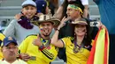 Fans Kolombia merayakan kemenagan timnya atas Paraguay pada laga penyisihan grup A Copa America Centenario 2016 di Stadion Rose Bowl, Pasadena, AS, (8/6/2016) WIB. (AFP/Frederic J. Brown)