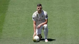 Pemain baru Real Madrid, Luka Jovic berpose di lapangan Santiago Bernabeu, Madrid, Spanyol (12/6/2019). Pemain asal Serbia Luka Jovic dikontrak Real Madrid selama enam tahun. (AP Photo/Manu Fernandez)