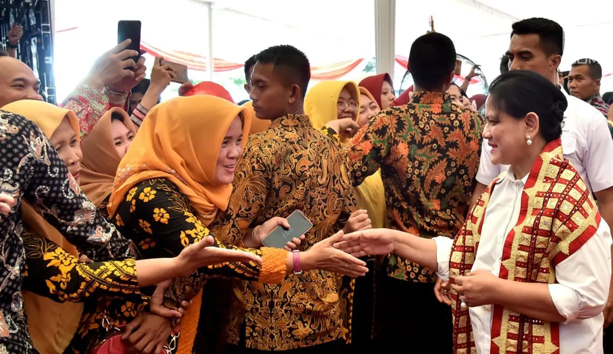 Ibu Negara Iriana Joko Widodo bersalaman dengan masyarakat saat acara penyerahan 1.300 sertifikat hak atas tanah untuk masyarakat di Kabupaten Lampung Tengah, Jumat (23/11). (Liputan6.com/HO/Biropers)