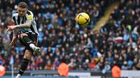 Bek Newcastle United, Kieran Trippier melepaskan tendangan bebas ke gawang Manchester City pada laga lanjutan Liga Inggris 2022/2023 di Etihad Stadium, Manchester, Sabtu (4/3/2023) malam WIB. (AFP/Paul Ellis)