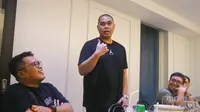 Chief Operating Officer ASEAN Basketball League, Jericho Ilagan, takjub dengan loyalitas suporter CLS Knights Surabaya di social media. (Bola.com/Zulfirdaus Harahap)