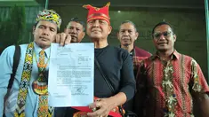 Pendeta Max Evert Ibrahim Tengkudung didampingi forum anspira Indonesia untuk kebangsaan yang terdiri dari suku-suku dan agama yang peduli dari persatuan bangsa Indonesia menunjukan surat laporan, Jakarta, Jumat (3/3). (Liputan6.com/Faizal Fanani)