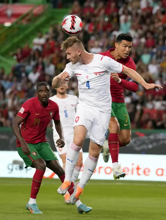Pemain Portugal Cristiano Ronaldo (kanan) berebut bola dengan pemain Republik Ceko Jakub Brabec pada pertandingan sepak bola UEFA Nations League di Stadion Jose Alvalade, Lisbon, Portugal, 9 Juni 2022. Portugal menang 2-0. (AP Photo/Armando Franca)
