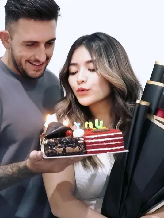 Nathalie juga mendapatkan kejutan dari kekasih bulenya, Ladislao Camara. "Selamat ulang tahun sayang. Semoga ulang tahun terbaik, dengan tawa yang tak pernah pudar. Setiap momen penting, Semoga yang terbaik dalam hidup ini dan berharap hari Anda istimewa sama spesialnya dengan Anda untukku." tulis ladislao_9. [Instagram/ladislao_9]