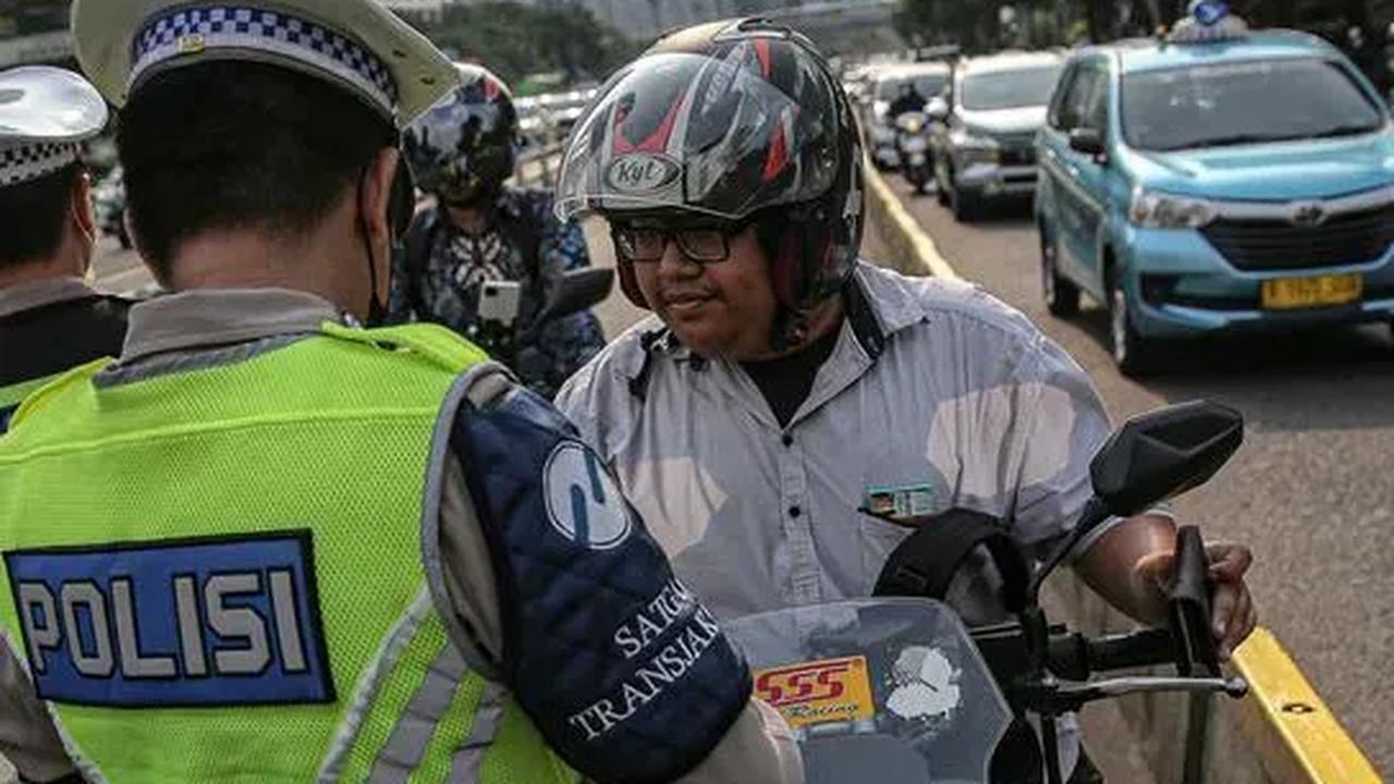 Perlu diingat, pemberian sanksi tilang bagi pemilik kendaraan yang tidak lulus uji emisi akan mengacu pada Undang-Undang Nomor 22 Tahun 2009 tentang Lalu Lintas dan Angkutan Jalan.