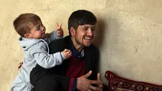Asadullah Poya bersama anak laki-lakinya, Donald Trump saat wawancara di rumah kontrakan mereka di Kabul, Afghanistan, Kamis (15/3). Assadullah memutuskan menamai anaknya Donald Trump karena merupakan fans Presiden ke-45 AS tersebut. (AP/Rahmat Gul)