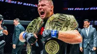 Anatoly Malykhin sukses rebut sabuk ONE Light Heavyweight dan jadi Juara Dunia dua divisi baru (dok. ONE Championship)