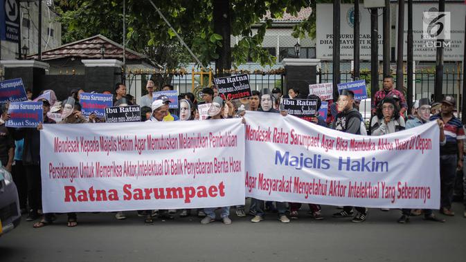 Massa yang mengatasnamakan Gerbang (Gerakan Anak Bangsa) membentangkan spanduk dalam unjuk rasa di depan PN Jakarta Selatan, Selasa (19/3). Mereka meminta Ratna Sarumpaet membongkar aktor intelektual dalam penyebaran hoaks. (Liputan6.com/Faizal Fanani)