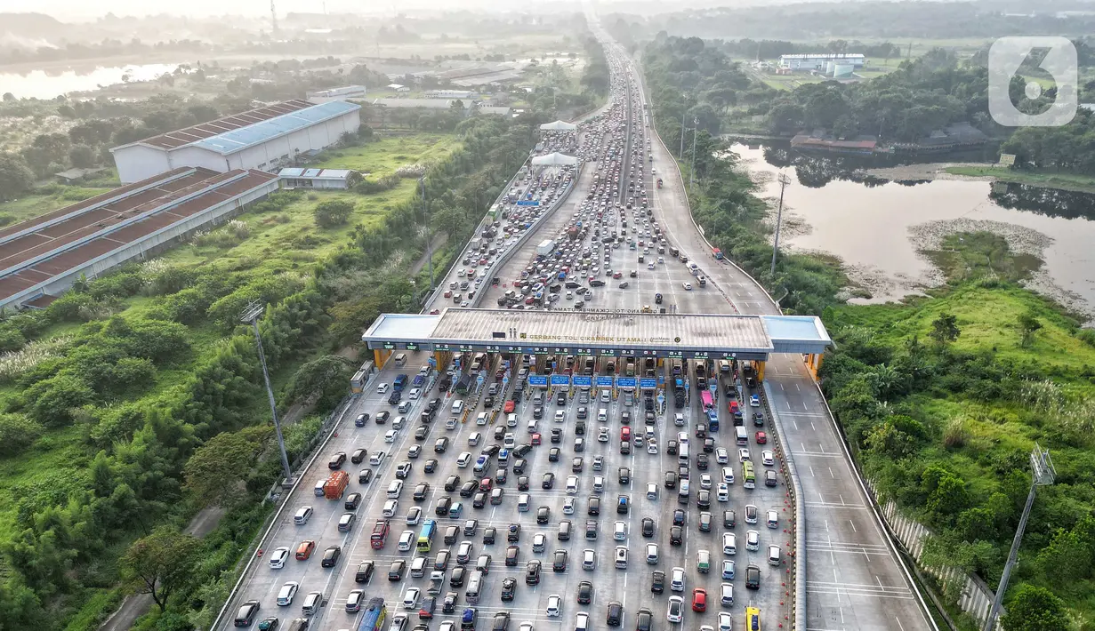 PT Jasamarga Transjawa Tol mencatat sebanyak 168.443 kendaraan meninggalkan Jakarta melalui Gerbang Tol (GT) Cikampek Utama pada 15-17 April 2023 atau beberapa hari menjelang Idul Fitri 1444 H. (Liputan6.com/Angga Yuniar)
