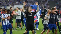 Kiper Porto, Iker Casillas menyapa para suporter saat merayakan juara Liga Portugal di stadion Dragao (6/5). Bagi Casillas, ini adalah gelar pertamanya sejak meninggalkan Real Madrid pada 2016 untuk menjajal Liga Portugal. (AP Photo/Luis Viera)