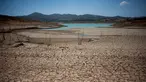 Tanah kering yang terlihat di sekitar waduk Vinuela saat gelombang panas melanda wilayah La Vinuela di Spanyol selatan, Rabu (9/8). Eropa tengah dilanda gelombang panas Lucifer yang suhunya mencapai di atas 40 derajat Celsius. (JORGE GUERRERO / AFP)
