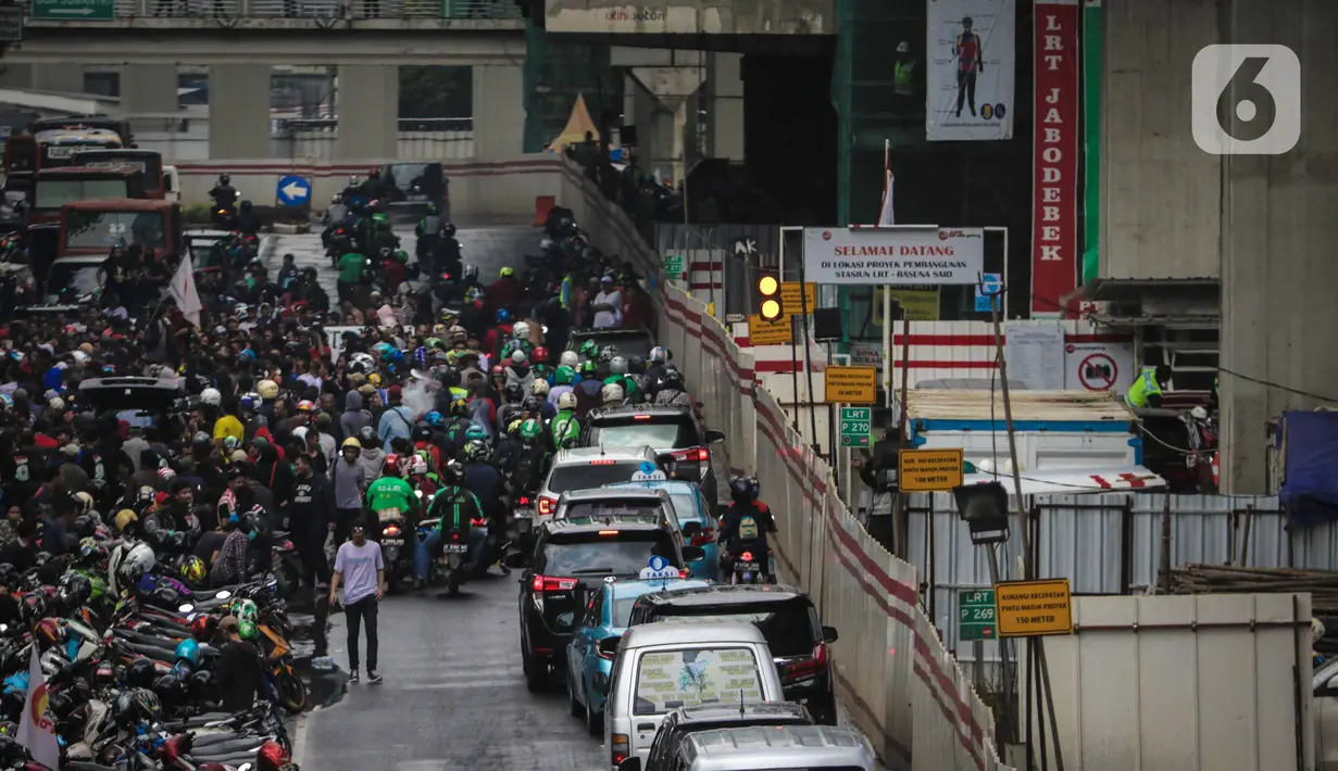 Kendaraan terjebak macet di Jalan Rasuna Said, Kuningan, Jakarta, Rabu (22/1/2020). Kemacetan di depan Kantor Kemenkumham ini  imbas dari unjuk rasa warga Tanjung Priok yang memprotes dan menuntut Menkumham Yasonna Laoly minta maaf. (Liputan6.com/Faizal Fanani)