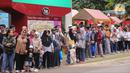 Pengunjung antre untuk bisa naik bis wisata berkeliling area Taman Mini Indonesia Indah (TMII), Jakarta, Senin (27/1/2025). (Magang/Liputan6.com/Muhammad Rizal)