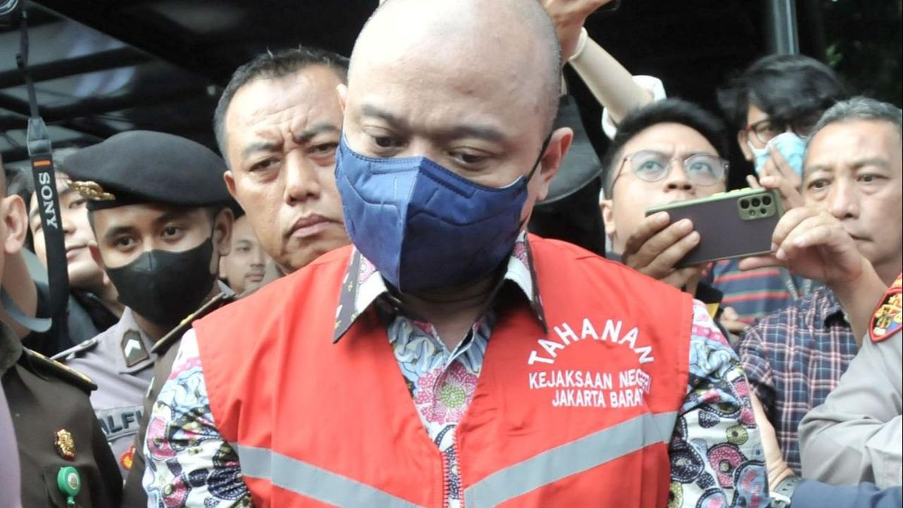 Teddy sempat dituntut dengan hukuman mati oleh jaksa penuntut umum (JPU) namun pada akhirnya divonis dengan hukuman penjara seumur hidup sesuai dengan amar putusan PN Jakbar yang dibacakan oleh hakim Jon Sarman Saragih.