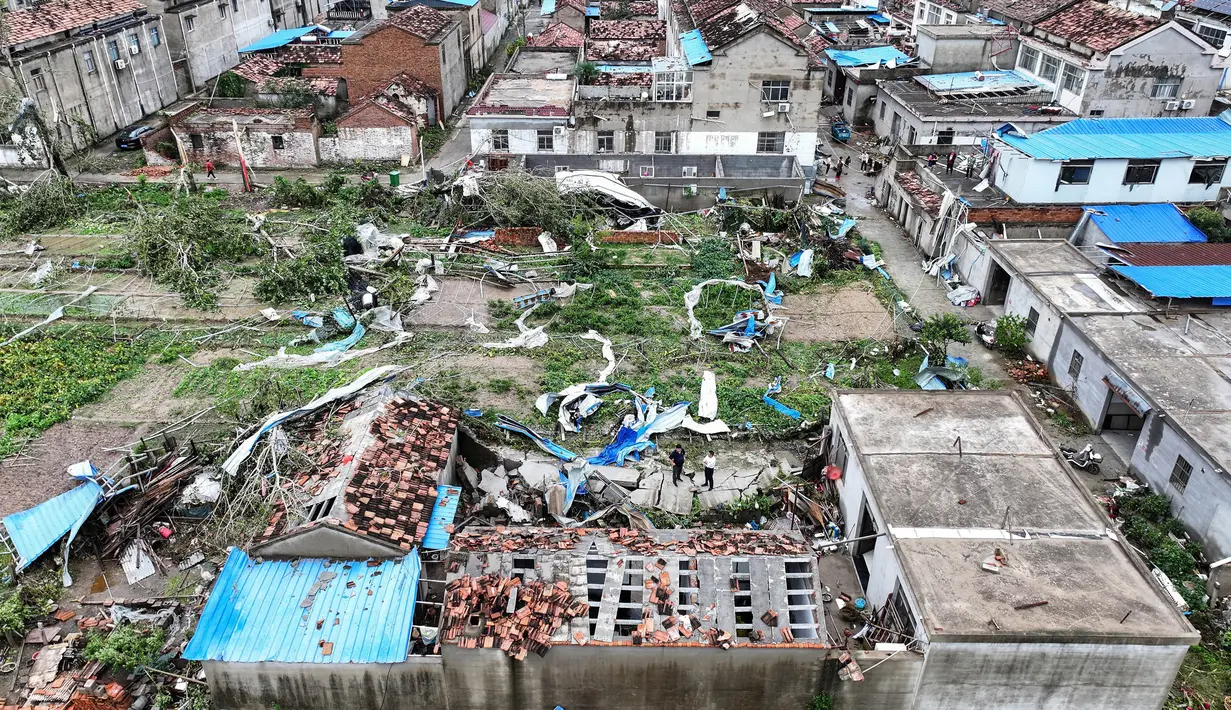 Foto udara menunjukkan bangunan yang rusak setelah tornado menghantam kota Suqian, di provinsi Jiangsu, China, Rabu 20 September 2023. (AFP/China OUT)