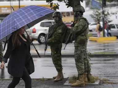 Tentara menjaga area dekat TV Ekuador, tempat debat presiden akan diadakan di Quito, Ekuador, Minggu, 13 Agustus 2023. (AP Photo/Dolores Ochoa