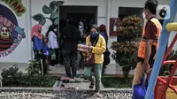 Warga membeli bahan pangan dari Program Pangan Bersubsidi di RPTRA Permata Intan, Bidara Cina, Jakarta Timur, Rabu (9/2/2022). Program Pangan Bersubsidi ini bagi warga pemegang KJP Plus, lansia, penyandang disabilitas, buruh ber-KTP DKI, dan guru non PNS. (merdeka.com/Iqbal S Nugroho)