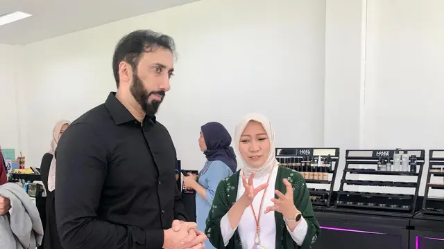 Nouman Ali Khan saat kunjungan di PT Paragon Technology and Innovation Jatake 6 di Tangerang