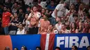 Sejumlah pendukung Latvia mengenakan kaos bergambar Davis Bertans saat menonton laga perdana Grup H Piala Dunia FIBA 2023 antara Timnas Basket Latvia melawan Timnas Basket Lebanon di Indonesia Arena, Senayan, Jakarta, Jumat (25/08/2023). Lebanon menang dengan skor 109-70. (Bola.com/Bagaskara Lazuardi)