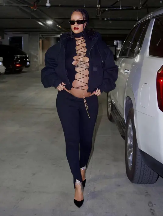 Namun, kebebasannya soal selera fashion yang kontroversial, terlihat menjadi lumrah saat dipakai Riri. Secara tak langsung, ia mengatakan senang bermain-main dengan mode saat kehamilan (Foto: Instagram @badgalriri)