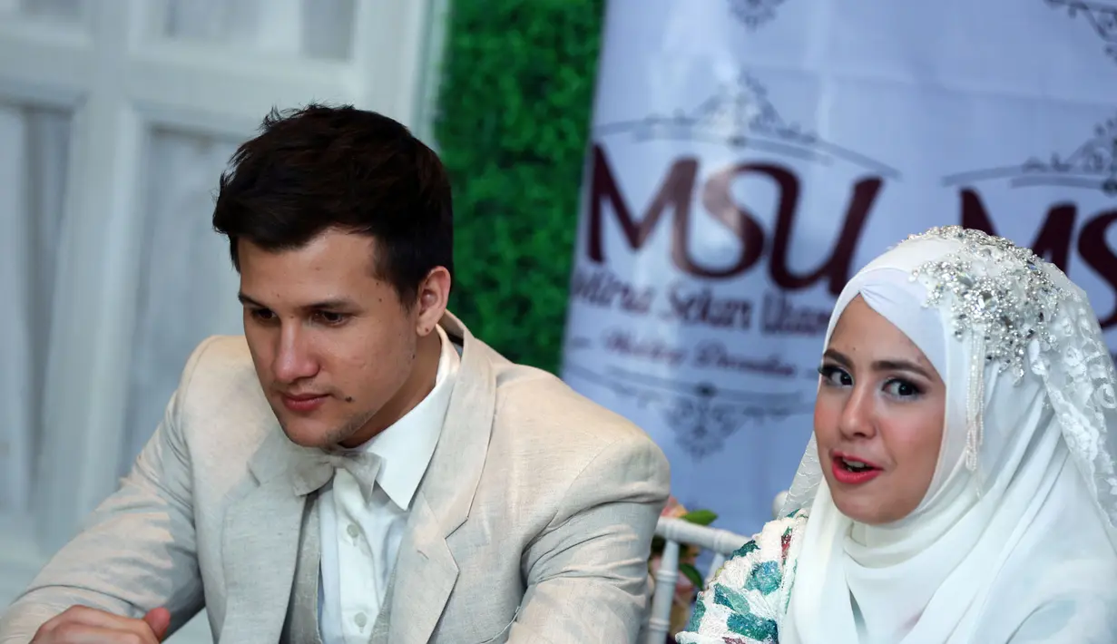 Lihatlah tampang yang saling bertolak belakang antara Risty Tagor dan Stuart Collin. (M. Akrom Sukarya/Bintang.com)