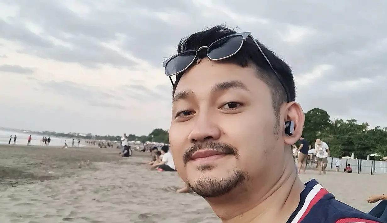 Pelesir ke Bali, Angga Wijaya memilih penginapan di dekat bibir laut. Ia ingin menyaksikan sang surya tenggelam. “Ceritanya mau lihat matahari terbenam,” tulisnya di akun Instagram terverifikasi, 26 Juli 2022. Kacamata hitam pun bertengger di atas kepala. Meski status teks tak membahas masalah pribadi tetap saja netizen menggurui. “Seharusnya mas angga ngajak ngomong mbak dewi baik baik dan minta maaf sama mbak dewi dan kekuarganya di jember jangan lalu pergi seenak aja,” @murn**** mencuap. (Foto: Dok. Instagram @anggawijaya88)