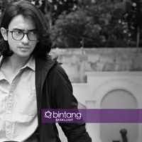 Dengan rambut panjangnya, Omar Daniel juga sering disangka perempuan. (Foto: Adrian Putra, Digital Imaging: Muhammad Iqbal Nurfajri/Bintang.com)