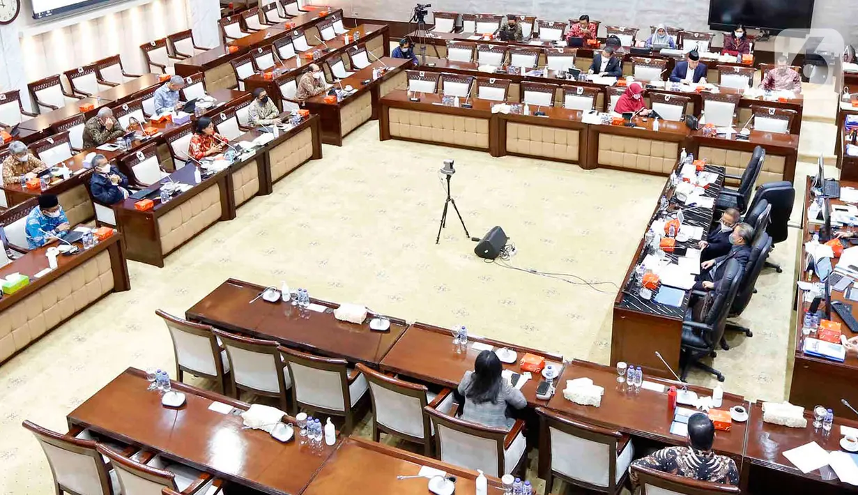 Suasana rapat kerja antara Menteri Keuangan Sri Mulyani Indrawati bersama Wakil Menteri Keuangan Suahasil Nazara dengan Komisi XI DPR di Jakarta, Rabu (19/1/2022). Rapat terkait evaluasi APBN tahun 2021 dan Pemulihan Ekonomi Nasional (PEN) 2021 serta rencana PEN 2022. (Liputan6.com/Angga Yuniar)