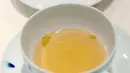 Gambar yang dirilis pada 24 April 2018 memperlihatkan teh dibuat dengan jamur pinus dan orange jus dari pulau Jeju yang akan disajikan dalam pertemuan Pemimpin Korea Utara Kim Jong Un dengan Presiden Korea Selatan Moon Jae. (THE BLUE HOUSE via AP)