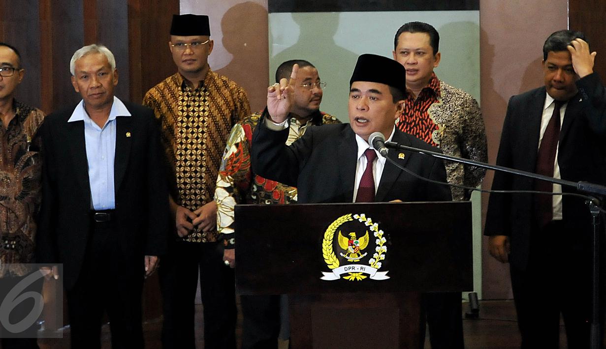 Ketua DPR, Ade Komaruddin bersama Pimpinan Fraksi DPR menggelar Konferensi Pers terkait Rapat Pimpinan di Gedung DPR Nusantara III, Kompleks Parlemen, Senayan, Jakarta, Senin (18/1/2016). (Liputan6.com/Johan Tallo)