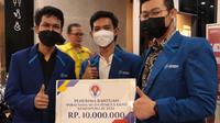 3 mahasiswa Sampoerna University menerima beasiswa hibah bantuan modal usaha dari kegiatan Kuliah Kewirausahaan Pemuda (KKWP) Kemenpora bersama PT Pegadaian. (Istimewa)