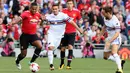 Bek Manchester United, Antonio Valencia membawa bola dari kejaran dua pemain Sampdoria saat pertandingan persahabatan pra musim di stadion Aviva di Dublin (2/8). MU menang atas Sampdoria dengan skor 2-1. (AFP Photo/Paul Imith)