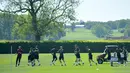 Pemain Arsenal melakukan pemanasan saat mengikuti latihan di pusat pelatihan London Colney di St. Albans (21/5/2019). Arsenal akan bertanding melawan Chelsea pada babak Final Liga Europa pada 29  Mei di Baki Olimpiya Stadionu. (AFP Photo/Olly Greenwood)