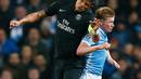 Bek PSG, Thiago Silva (kiri) berebut bola udara dengan gelandang City, Kevin De Bruyne di leg kedua liga Champions di Etihad Stadium, Inggris (13/4). City menang atas PSG dengan skor 1-0. (Reuters/Jason Cairnduff)