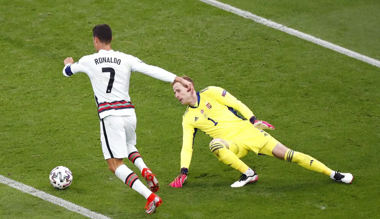 Namun, CR7 berhak atas sepatu emas karena satu assist-nya saat Portugal kalah 2-4 dari Jerman. Sekadar informasi, sejak Piala Eropa 2008, assist menentukan gelar top skor Piala Eropa jika ada dua pemain dengan jumlah gol sama. (Foto:AP/Laszlo Balog/Pool)