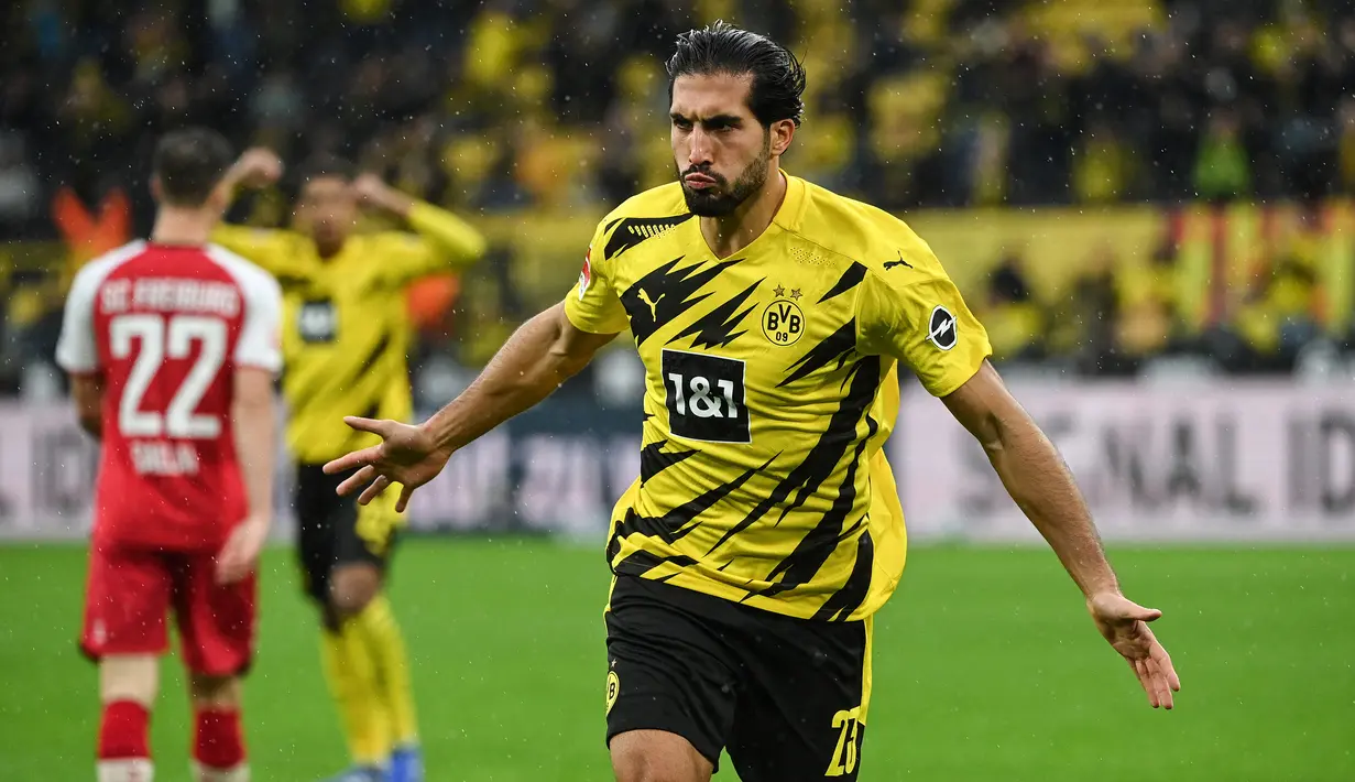 Emre Can. Gelandang Borussia Dortmund asal Turki ini mulai serius mempelajari Islam sejak berusia 23 tahun. Di tengah padatnya jadwal pertandingan Liga Jerman, ia tetap memilih berpuasa Ramadan sebagai cerminan muslim yang taat. (AFP/Ina Fassbender)