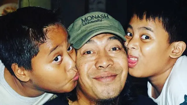 Jarang Tersorot, Ini 6 Potret Anak Kembar Komeng yang Selalu Kompak