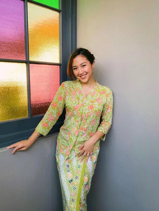 Melihat cantiknya Sherina Munaf kenakan  kebaya hijau bercorak floral  dengan kain batik bernuansa hijau yang serasi. [Foto: Instagram/sherinamunaf]