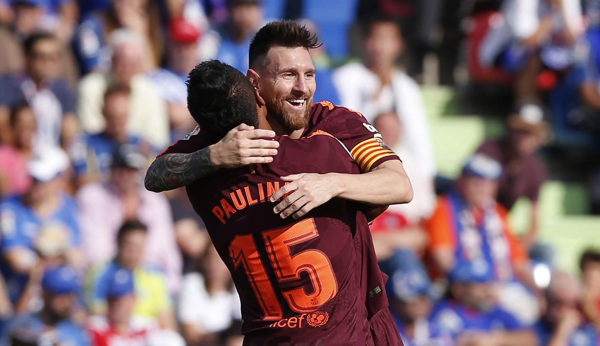 Gelandang Barcelona, Paulinho, melakukan selebrasi bersama Lionel Messi, usai mencetak gol ke gawang Getafe pada laga La Liga di Stadion Alfonso Perez, Sabtu (16/9/2017). Barcelona menang 2-1 atas Getafe. (AP/Francisco Seco)