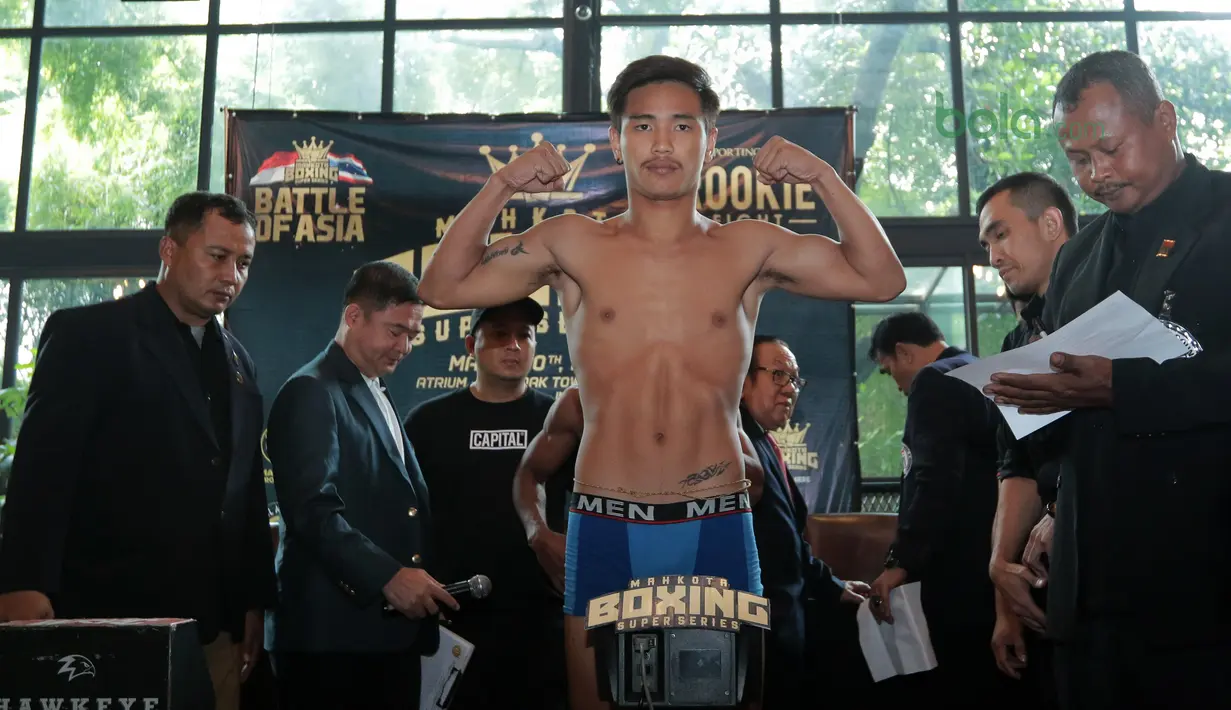 Gaya Thailand, Phuttinphong Rakoo saat timbang badan di Leon Restourant, Wijaya, Jakarta (09/3/2018). Jansen dan Rakoo bermain pada kelas Lightweight. (Bola.com/Nick Hanoatubun).