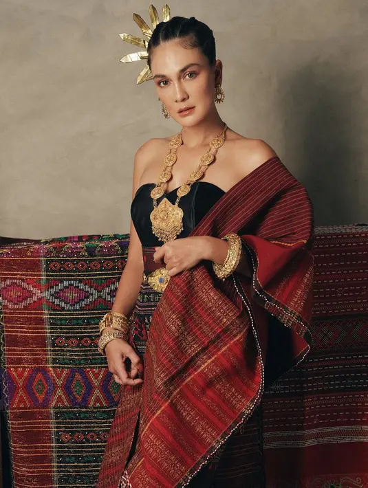 <p>Sedangkan di sini, Luna Maya tampil dalam balutan kain Ulos khas Batak. Dengan kemben berwarna hitam yang dipadu dengan kain bernuansa merah dan aksesori emas, bukankah penampilan Luna Maya di sini juga tampak sempurna, Sahabat FIMELA? Foto: Instagram.</p>