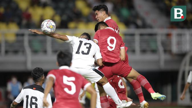 <p>Pemain Timnas Indonesia U-20, Muhammad Ferarri berebut bola di udara dengan pemain Timnas Timor Leste U-20 dalam laga pertama Grup F Kualifikasi Piala Asia U-20 2023 di Stadion Gelora Bung Tomo, Surabaya (14/9/2022). (Bola.com/Ikhwan Yanuar)</p>