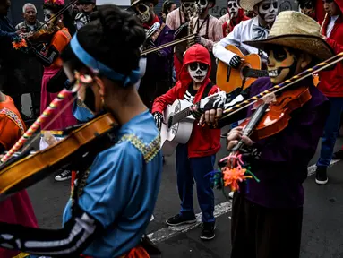 Sejumlah bocah berpartisipasi dalam parade anak-anak "Carnavalito" selama Karnaval Hitam dan Putih di Pasto, Kolombia, Rabu (2/1). Karnaval ini merayakan hari dimana budak Afrika mendapatkan hari libur untuk menyalurkan kegembiraannya. (Juan BARRETO/AFP)