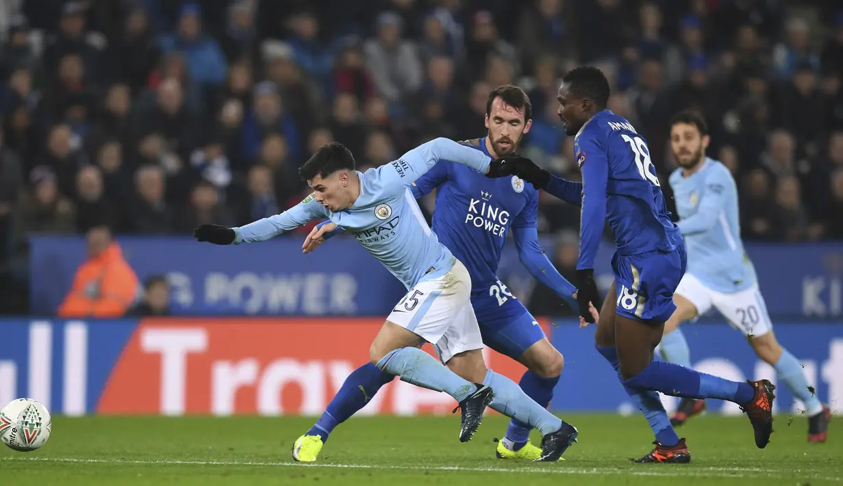 Pemain Manchester City, Brahim Diaz (kiri) berusaha melewati adangan para pemain Leicester City pada laga Piala Liga Inggris di King Power Stadium, Leicester, (19/12/2017). Manchester City menang lewati penalti  4-3. (AFP/Paul Ellis)