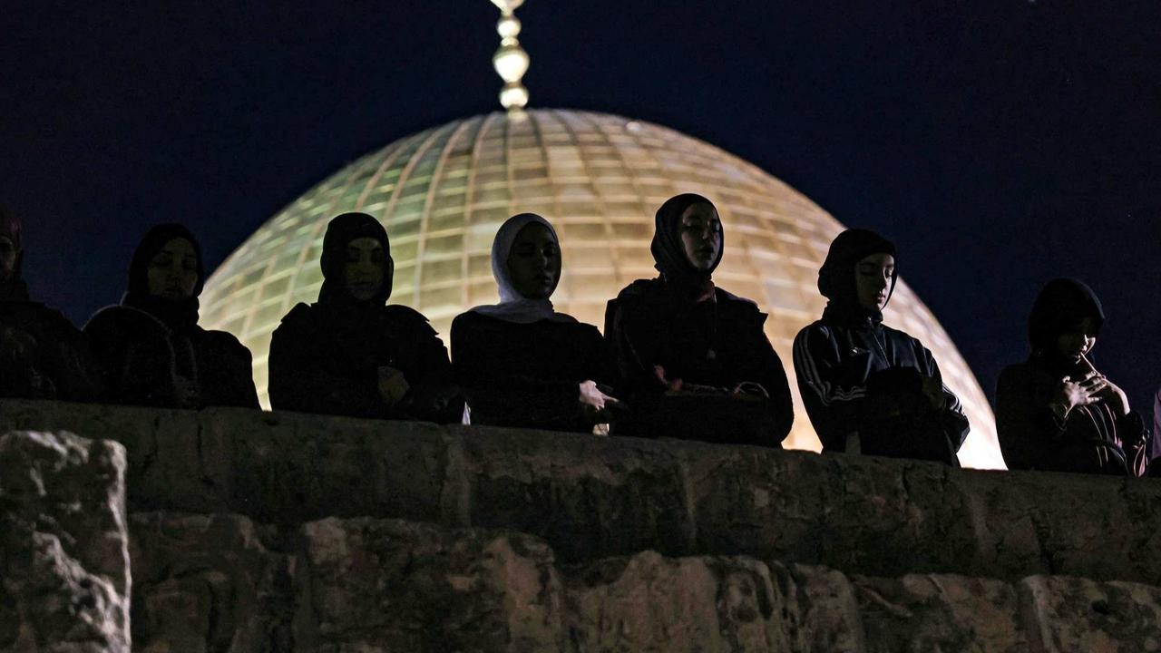 Ribuan Warga Palestina Beribadah Malam 27 Ramadan di Masjid Al Aqsa