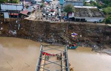 FOTO: Akses Terputus, Warga Kuta Blang Andalkan Penyeberangan Perahu Nelayan