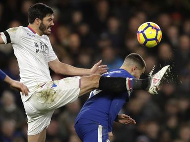 Aksi pemain Crystal Palace, James Tomkins (tengah) menghalau bola dari kejaran pemain Chelsea, Eden Hazard (kanan) pada lanjutan Premier League di Stamford Bridge stadium, London, (10/3/2018). Chelsea menang 2-1.(AP/Matt Dunham)