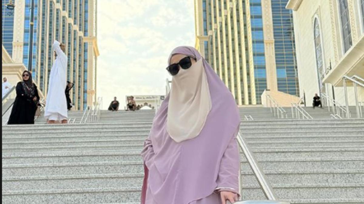 Potret Okie Agustina Pakai Cadar di Tanah Suci, Jalani Umrah Bersama Si Bungsu